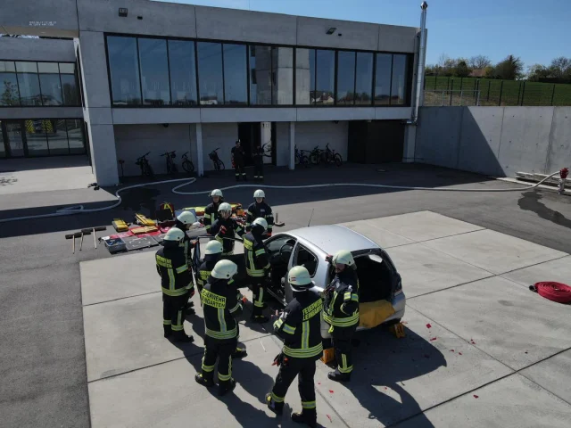 ÜBUNGSDIENST BEI BESTEM WETTER

Vergangenen Samstag wurde wieder, neben dem regulären Übungsdienst unter der Woche, das tolle Wetter genutzt und auf unterschiedliche Weise bei der Feuerwehr Leingarten geübt. 
Eine Gruppe der Drehleiter Ausbildung suchte die Herausforderung im Stadtgebiet und brachte die Drehleiter an unterschiedlichen Orten in Stellung. Fiktive Einsatzszenarien waren dafür die Grundlagen. 
Parallel versammelten sich unsere Youngsters auf dem Gelände der Feuerwehr, um mehr zum Thema technische Hilfe zu erfahren. 
Unter Anleitung von Andre Göbl wurden neben theoretischen Grundlagen auch die Praxis an einem schrottreifen PKW geübt. 
Ein gelungener Erfahrungsaustausch für alle Beteiligten an diesem Samstag.