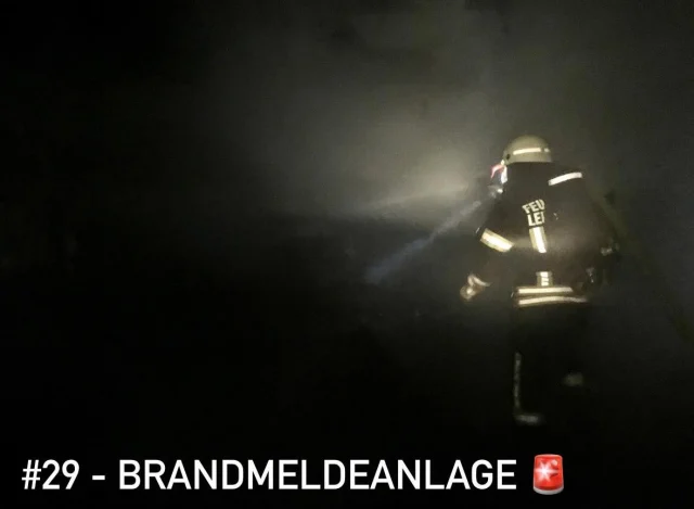 #29 - BRANDMELDEANLAGE 

Eine ausgelöste Brandmeldeanlage rief am frühen Dienstagmorgen die Feuerwehr Leingarten auf den Plan. Beim Eintreffen des ersten Fahrzeuges bei einem örtlichen Betrieb wurde der Einsatzleiter von Mitarbeitern des Betriebes direkt über eine Falschmeldung informiert. Die Einsatzkräfte kontrollierten dennoch den betroffenen Bereich und setzen im Anschluss die Brandmeldeanlage wieder in Betrieb. 
Nach guten 20 Minuten waren alle Fahrzeuge zurück im Feuerwehraus.