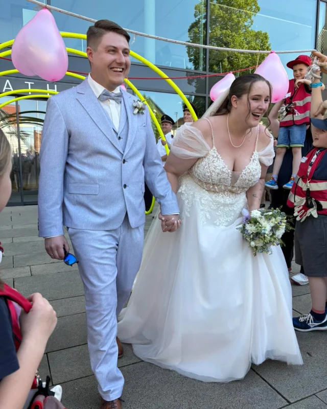 HERZLICHEN GLÜCKWUNSCH ZUR HOCHZEIT

Ein Fest folgt auf das nächste. 
Bei traumhaften Wetter haben sich heute unsere Kameraden Michelle Joos und Nico Reinhold auf dem Standesamt das Ja-Wort gegeben. 
Traditionell hat die Einsatzabteilung das Spalier für die beiden gebildet. Eingerahmt wurde das Spalier von den Brandknirpsen!
Euch beiden alles Gute für euren gemeinsamen Lebensweg!

#wedding
#feuerwehrliebe