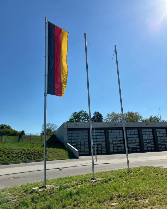 BEFLAGGUNG ZUM 1. MAI

Heute, am 1. Mai, weht in ganz Deutschland die Bundesflagge!
Warum?
Der Tag der Arbeit ist ein gesetzlicher Feiertag – und an solchen Tagen wird traditionell an öffentlichen Gebäuden die schwarz-rot-goldene Flagge gehisst.

Der 1. Mai steht seit über 100 Jahren für den Einsatz für faire Arbeitsbedingungen, Solidarität und soziale Gerechtigkeit. Ein Tag zum Innehalten, zum Demonstrieren – und zum Flagge zeigen!

#1Mai 
#TagderArbeit 
#Bundesflagge 
#Solidarität 
#Feiertag 
#Demokratie