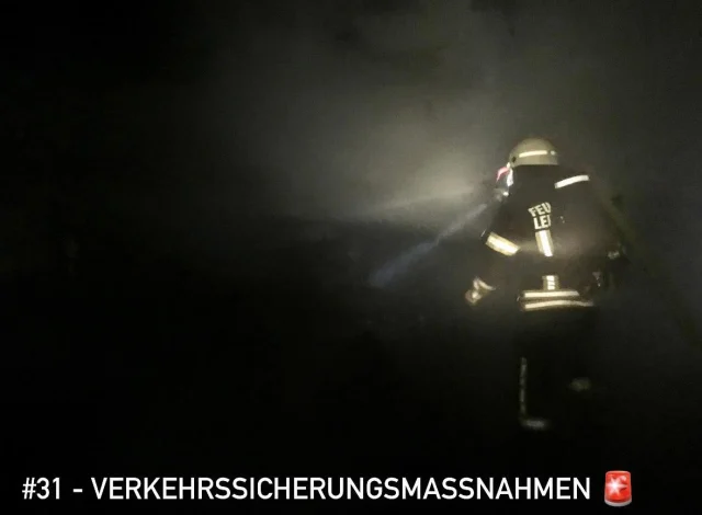 #31 - VERKEHRSSICHERUNGSMASSNAHMEN 

Eine ordentliche Delle hatte ein Verkehrsschild erlitten, welches sich daraufhin einmal niederlegte. 
So konnte es nicht bleiben, weshalb ein Trupp kurzerhand die Flex ansetzte um das Schild beseitigen zu können. 
Binnen weniger Minuten war der Einsatz beendet.