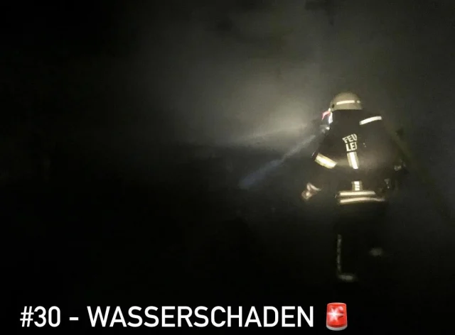#30 - WASSERSCHADEN 

Ständig einsatzbereit zu sein hatte auch während des gesamten Feuerwehrfestes oberste Priorität. 
Und wie es so kommen sollte, wurden am Sonntagvormittag unter laufendem Festbetrieb die Einsatzkräfte zu einem Wasserschaden alarmiert. 
Vermutlich hatte ein abgelöster Gartenschlauch in der Urlaubsabwesenheit der Bewohnerin den Garten unterspült, woraufhin Wasser in den Keller eindringen konnte.
Das Wasser wurde aufgenommen, der Einsatz zügig beendet.
