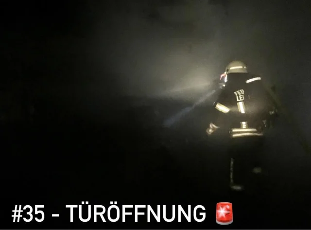 #35 - TÜRÖFFNUNG 

Eine vermeintlich hilflose Person rief heute die Einsatzkräfte auf den Plan. 
Eine Bewohnerin eines Mehrparteienhauses konnte weder durch Klingeln und Klopfen, noch durch Anrufe in ihrer Wohnung erreicht werden. 
Die Einsatzkräfte wurden daher zur Türöffnung alarmiert, da eine Notlage vermutet wurde. 
In der Wohnung selbst wurde niemand angetroffen. Nach fachmännischem Verschließen der Wohnungstüre wurde die Einsatzstelle an die Polizei übergeben.