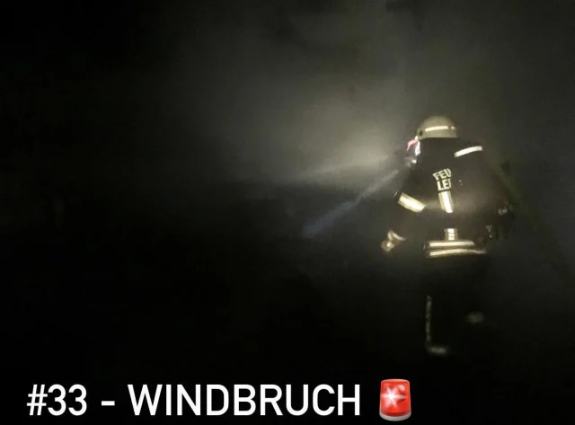 #33 - WINDBRUCH 
oder 
DER TAG AN DEM EIN FEUERWEHRAUTO FLIEGEN LERNTE

Kuriose Einsätze hatten die Einsatzkräfte der Feuerwehr Leingarten schon einige. 
Ein Reh, das sich im Freibad verirrt hatte; 
Oder die Enten, die aus dem Leinbach gerettet werden mussten. 

Aber das Alarmstichwort „Feuerwehrauto weggeflogen“ war auch für uns etwas Neues. 
Der süße 1. Mai-Streich auf dem Kreisel Richtung Nordheim fiel leider den Windböen des heutigen Abends zum Opfer. 
Tja, auch ein Feuerwehrauto ist vor einem Gewitter nicht sicher. 
Doch unser Herz brachte das knuffige Auto zum schmelzen, weshalb wir es nicht einfach so zusammen sammeln konnten, sondern ihm ein neues Zuhause gegeben haben. 
Jetzt darf es im Feuerwehrhaus erst einmal trocken werden. 
Mal schauen, was dann aus ihm wird. 😉

Ps: vielleicht möchten sich die kreativen Köpfe bei uns melden, damit wir gemeinsam über die Zukunft des Autos philosophieren können 🙃