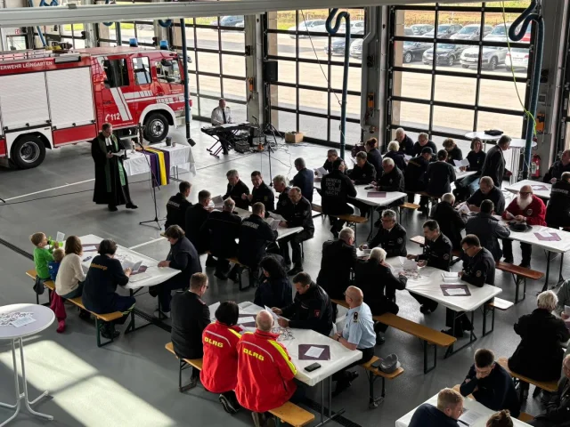 BLAULICHTGOTTESDIENST

„Gott ist immer und überall.“
Dieser Gedanke hat uns heute beim Blaulichtgottesdienst begleitet – mitten im Feuerwehrhaus, mitten im Alltag, mitten im Leben.

Organisiert von der ökumenischen Notfallseelsorge des Stadt- und Landkreises Heilbronn waren heute im Haus der Feuerwehr Leingarten nahezu alle Organisationen der Blaulichtfamilie vertreten, um den Worten Gottes zu lauschen. 

Wir sagen Danke an alle, die dabei waren: Einsatzkräfte, Angehörige, Freunde und Unterstützer. Gemeinsam haben wir innegehalten, gebetet, gesungen und für all jene gedacht, die Tag und Nacht für unsere Sicherheit im Einsatz sind.

Ein starkes Zeichen der Verbundenheit – mit Gott, mit der Gemeinschaft, mit allen, die helfen!

💙 Danke an alle Mitwirkenden für diesen etwas anderen und bewegenden Gottesdienst!

#FeuerwehrLeingarten #Blaulichtgottesdienst #GottIstImmerUndÜberall #DankeEinsatzkräfte 
#GemeinsamStark
