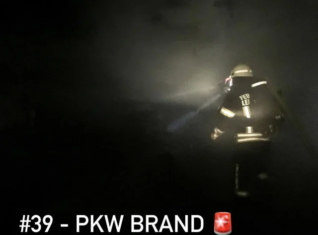 #39 - PKW BRAND

Aus bisher unbekannter Ursache ist bei einem PKW während der Fahrt ein Feuer im Motorraum ausgebrochen. 
Der Fahrer brachte das Fahrzeug zum stehen und sich selbst in Sicherheit. Auf Grund des Vollbrandes im Vorderwagen löschte ein Trupp unter Atemschutz das Fahrzeug ab, ein weiterer sicherte die direkt angrenzende Hauswand gegen die Wärmestrahlung. Zum vollständigen ablöschen wurde die Motorhaube mit einem hydraulischen Spreizer geöffnet.
