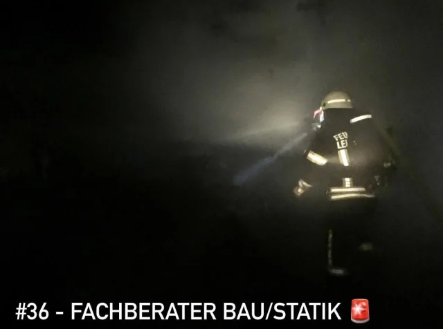 #36 - FACHBERATER BAU/STATIK

Zum heutigen Scheunenbrand in Gundelsheim Ortsteil Bachenau wurde der landkreisweit tätige Fachberater Bau/Statik hinzugezogen. Dieser ist Teil und Mitglied der Feuerwehr Leingarten und bewertete vor Ort die Bausubstanz der verbleibenden Gebäude. 
Dies ist notwendig, um weitere Maßnahmen gezielt einleiten zu können.