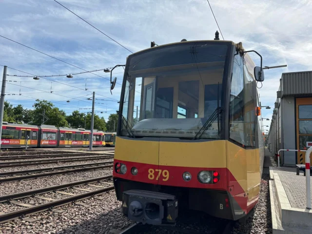 STADTBAHN UNTERWEISUNG 

Rund 60 Tonnen wiegt eine Stadtbahn, die unter anderem auf den Gleisen im Stadtgebiet unterwegs sind. Gespeist werden diese von den Oberleitungen, die 15.000 Volt führen. 
Kommt es zu einem Unfall mit einer Stadtbahn sind ggf. Handgriffe notwendig, die heute einige Kameraden in Karlsruhe bei den dortigen Verkehrsbetrieben erlernt haben. 
So ist es beispielsweise auch möglich die Bahn anzuheben.