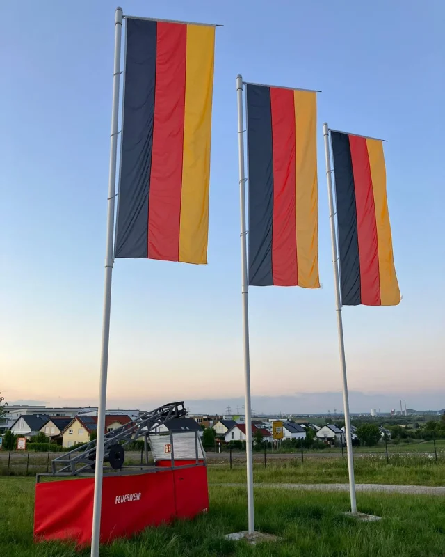 BEFLAGGUNG ZUM TAG DES GRUNDGESETZES

Am 23. Mai wird die Bundesflagge aus Anlass des Jahrestags des Inkrafttretens des Grundgesetzes gehisst. Heute vor 75 Jahren – im Jahr 1949 – trat unser Grundgesetz in Kraft und bildet seither das Fundament unserer freiheitlich-demokratischen Grundordnung.

Ein Zeichen für Demokratie, Rechtsstaatlichkeit und unsere gemeinsamen Werte.

#Grundgesetz 
#Demokratie 
#Deutschland 
#Bundesflagge 
#23Mai 
#Verfassungstag