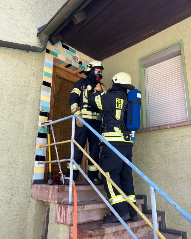 ÜBUNG DER NEUEN ATEMSCHUTZGERÄTETRÄGER

Ein Haus, das in kürze abgebrochen werden soll, ist für die Feuerwehr immer ein kleiner Lottogewinn. 
So können Übungen in Wohngebäuden ohne besondere Vorsicht durchgeführt werden. 
Beispielsweise das taktische Vorgehen mit Löschwasser. In einem bewohnten Haus wäre so eine Übung undenkbar. 
Daher wurde die Gelegenheit genutzt, ein Abbruchhaus gleich mehrfach für Übungszwecke zu nutzen.
So wie auch am vergangenen Wochenende, wo unsere neuen Atemschutzgeräteträger sehr ausgiebig einen simulierten Wohnungsbrand als Übungsszenario bearbeiten konnten. 
Null Sicht Dank einer Nebelmaschine, verwinkelte Räumlichkeiten, die persönliche Schutzausrüstung sowie die diversen Gerätschaften neben Schläuchen und Strahlrohren forderten die Jungs ordentlich. 
Doch das Ziel der Übung konnte voll erfüllt werden - praxisnahe Erfahrungen sammeln und das gemeinsam als Team!

#feuerwehr
#wohnungsbrand
#übung
#teamgeist