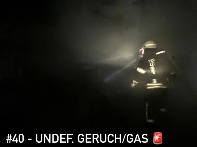 #40 - UNDEFINIERBARER GERUCH /GAS

Ein Spaziergänger bemerkte aus einem Schacht ein Zisch-Geräusch und nahm zudem einen unklaren Geruch wahr. Da neben einem Schachtdeckel auf einem Schaltkasten auf die Hochdruckgasleitung hingewiesen wurde, verständigte er die Feuerwehr. Zunächst konnte der Einsatzleiter auch einen unklaren Geruch feststellen. Nach dem Öffnen des Gully-Deckels verflüchtigte sich dieser jedoch sehr schnell. Auch Messungen mit dem Mehrgasmessgerät zeigten keine kritischen Werte an. Somit konnte der Einsatz zeitnah wieder beendet werden.